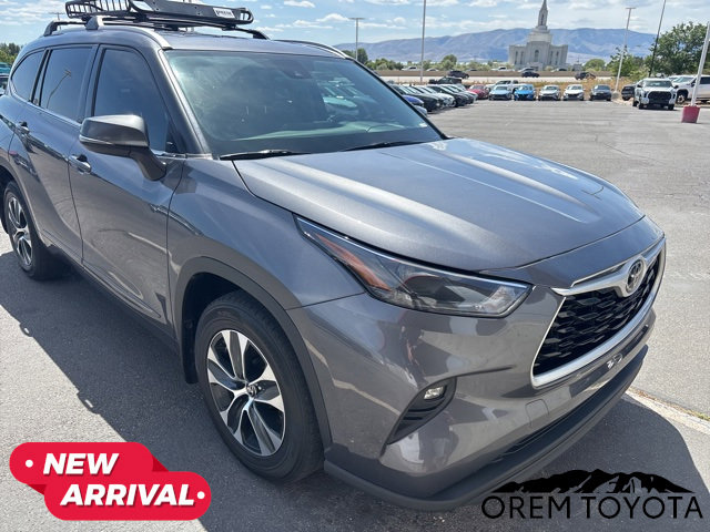 Used 2022 Toyota Highlander XLE AWD/4WD video 1