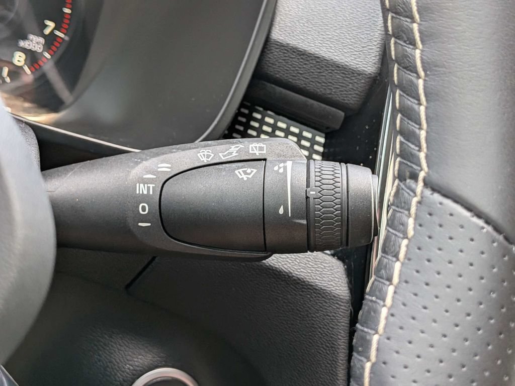 Used 2020 Volvo XC40 T4 R-Design FWD image 39