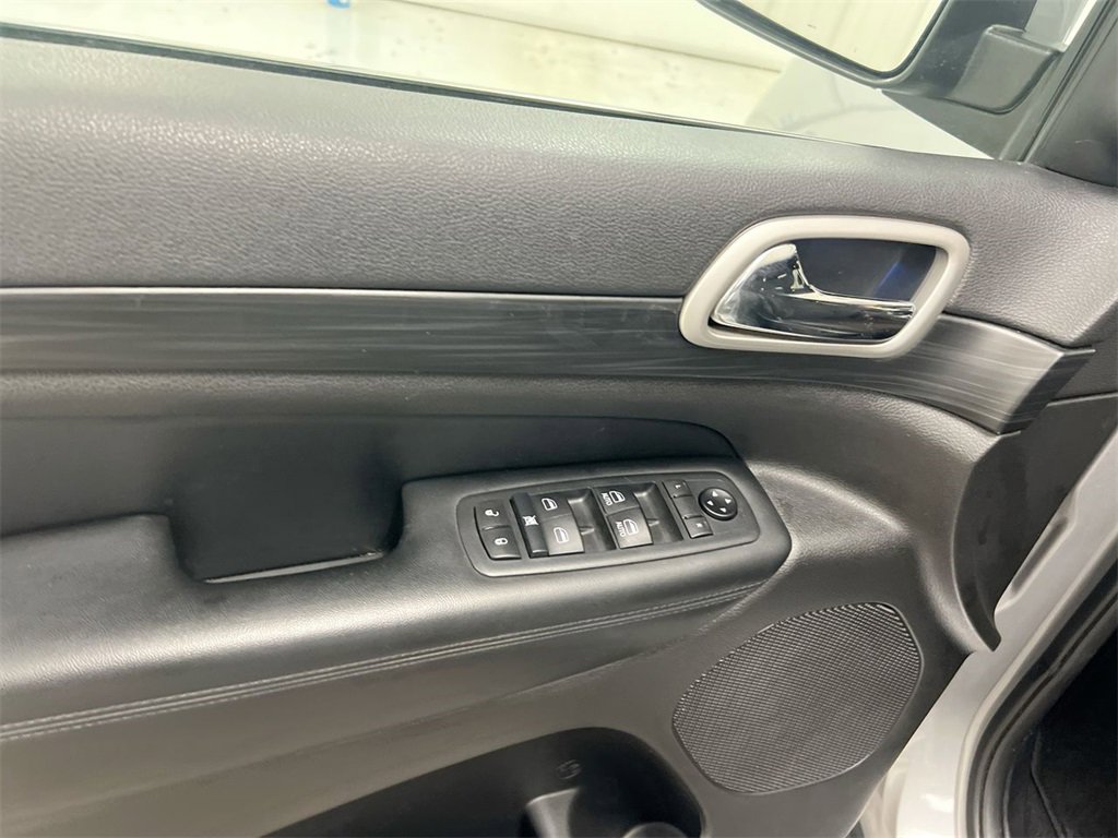 Used 2020 Jeep Grand Cherokee Laredo w/ 18" Wheel & 8.4" Radio Group image 21