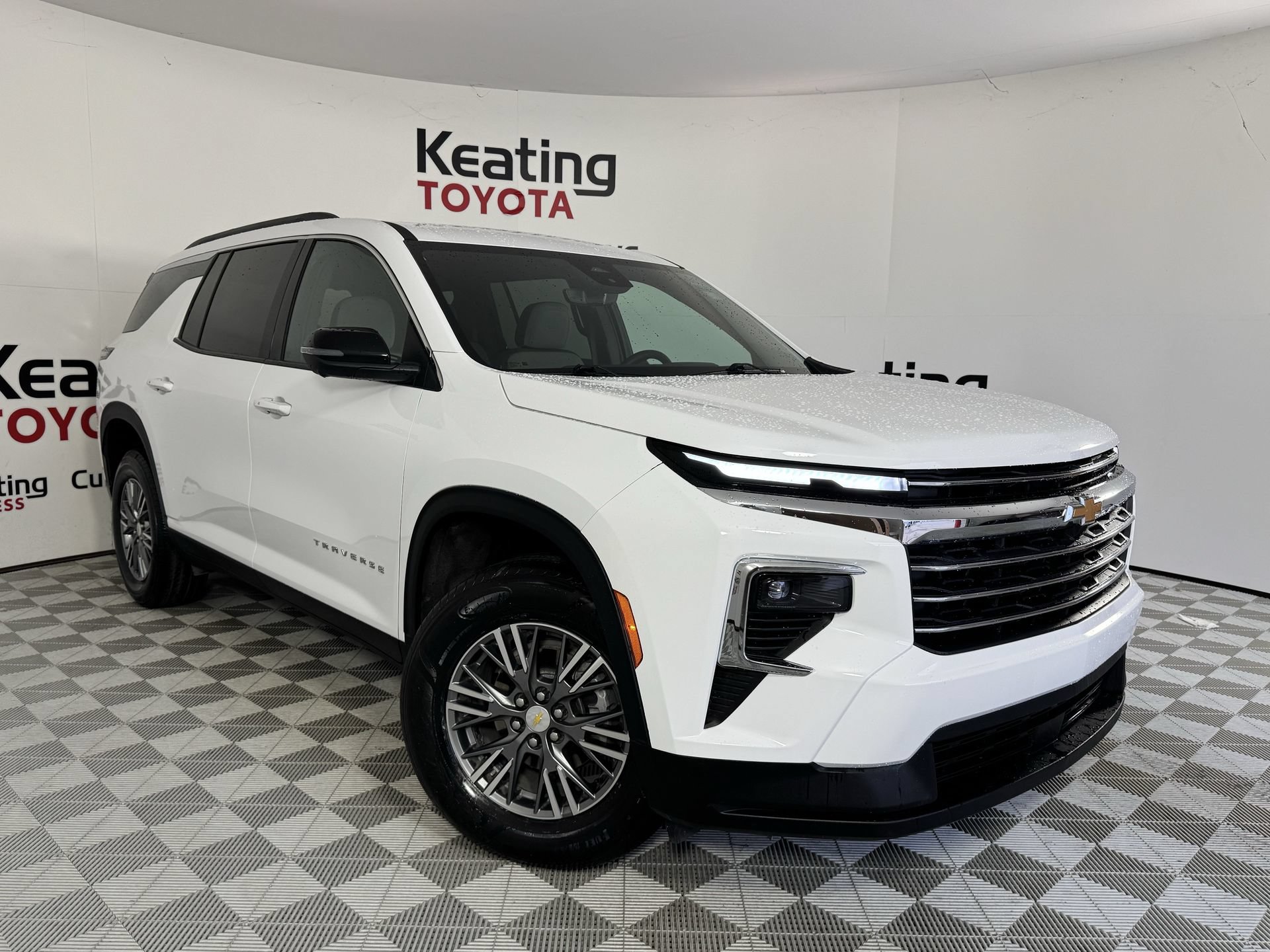 Used 2026 Chevrolet Traverse LT w/ Driver Confidence Package FWD image 3