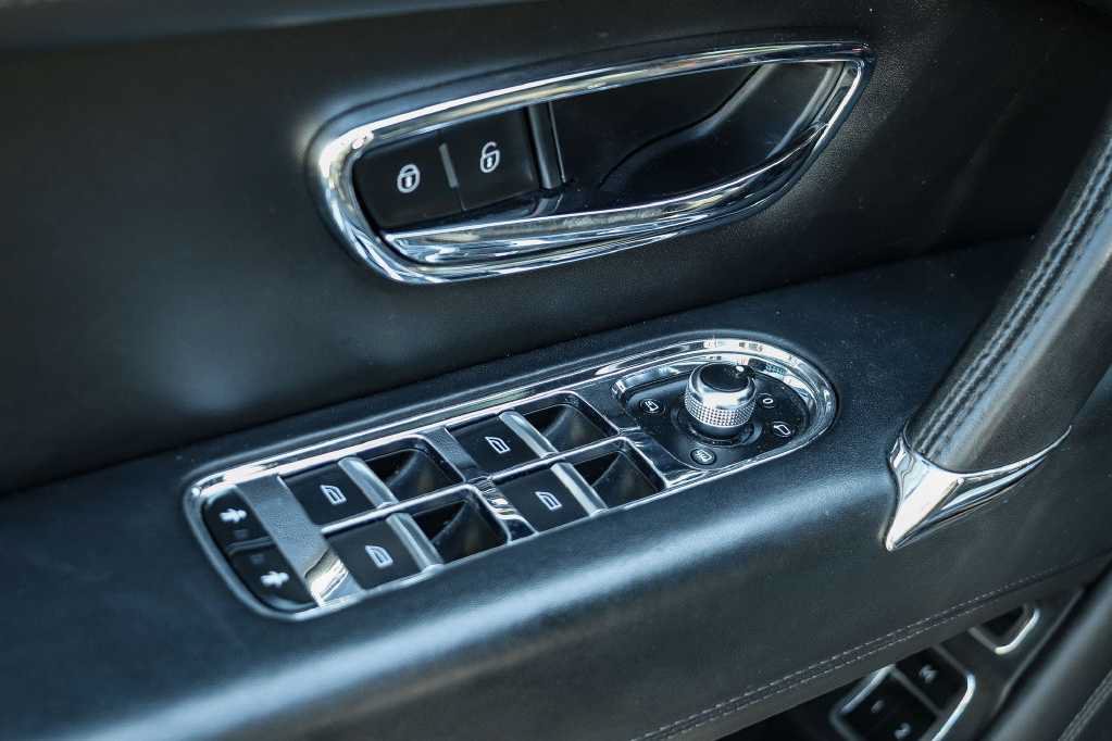 Used 2020 Bentley Bentayga AWD/4WD image 35