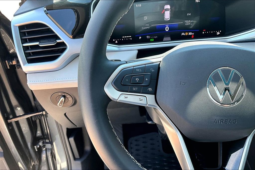 Certified 2025 Volkswagen Taos SE w/ Panoramic Sunroof Package image 24