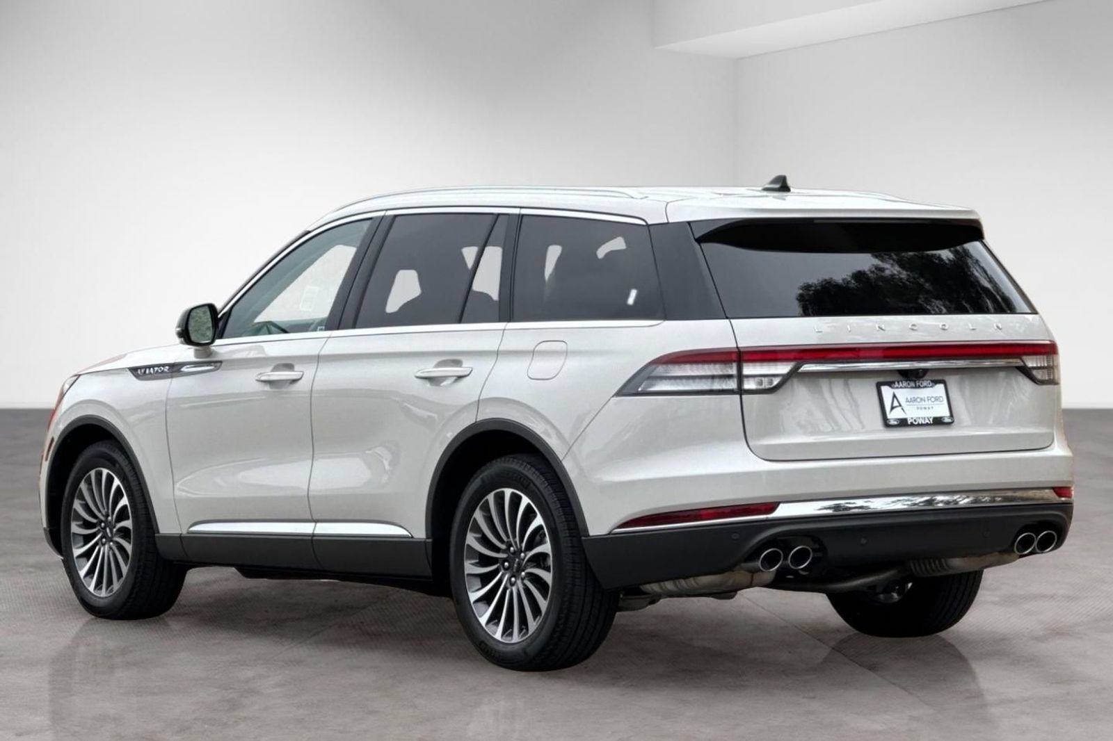Used 2023 Lincoln Aviator 2WD w/ Premium Package image 3