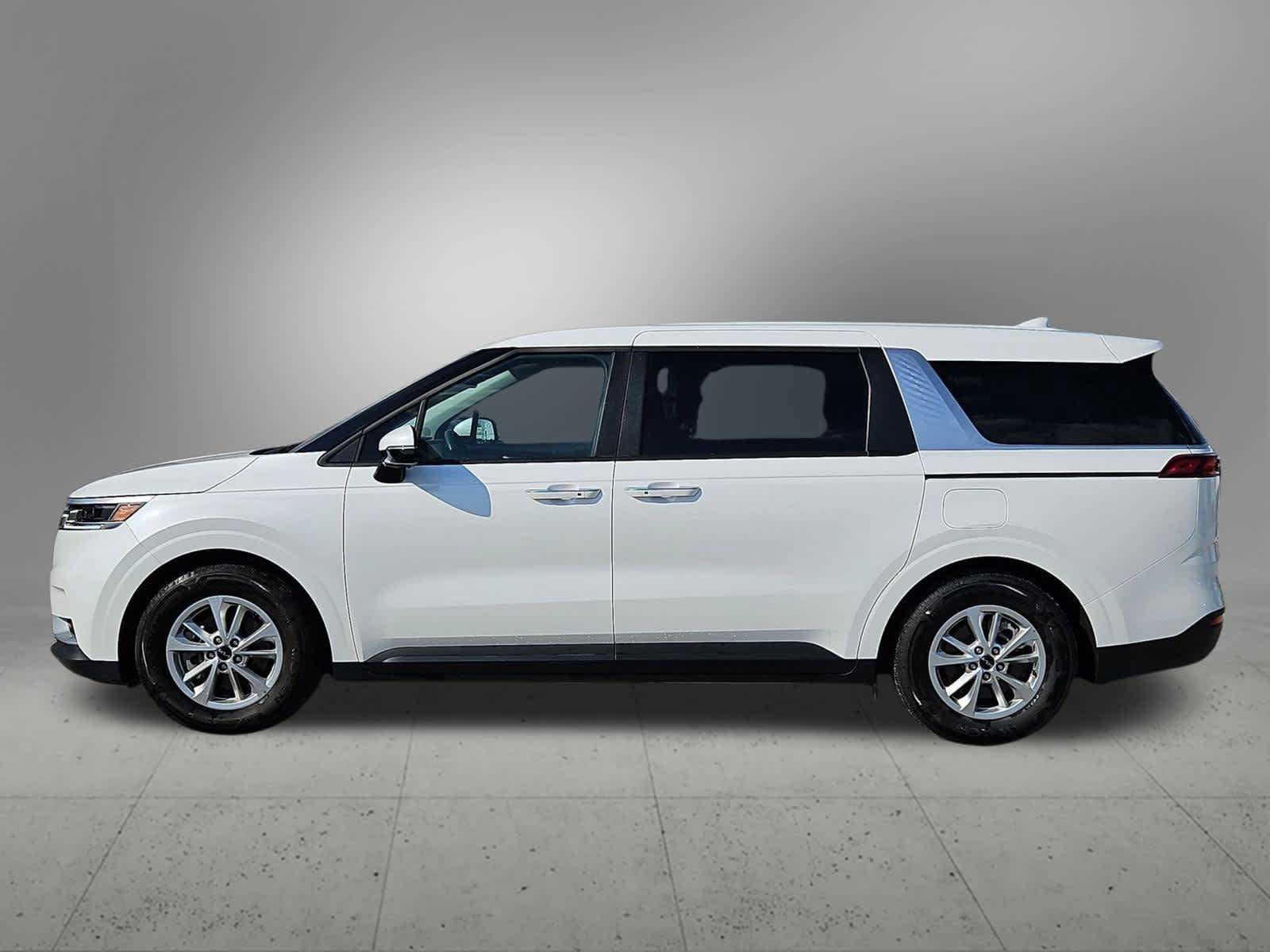 Used 2024 Kia Carnival LX FWD image 3