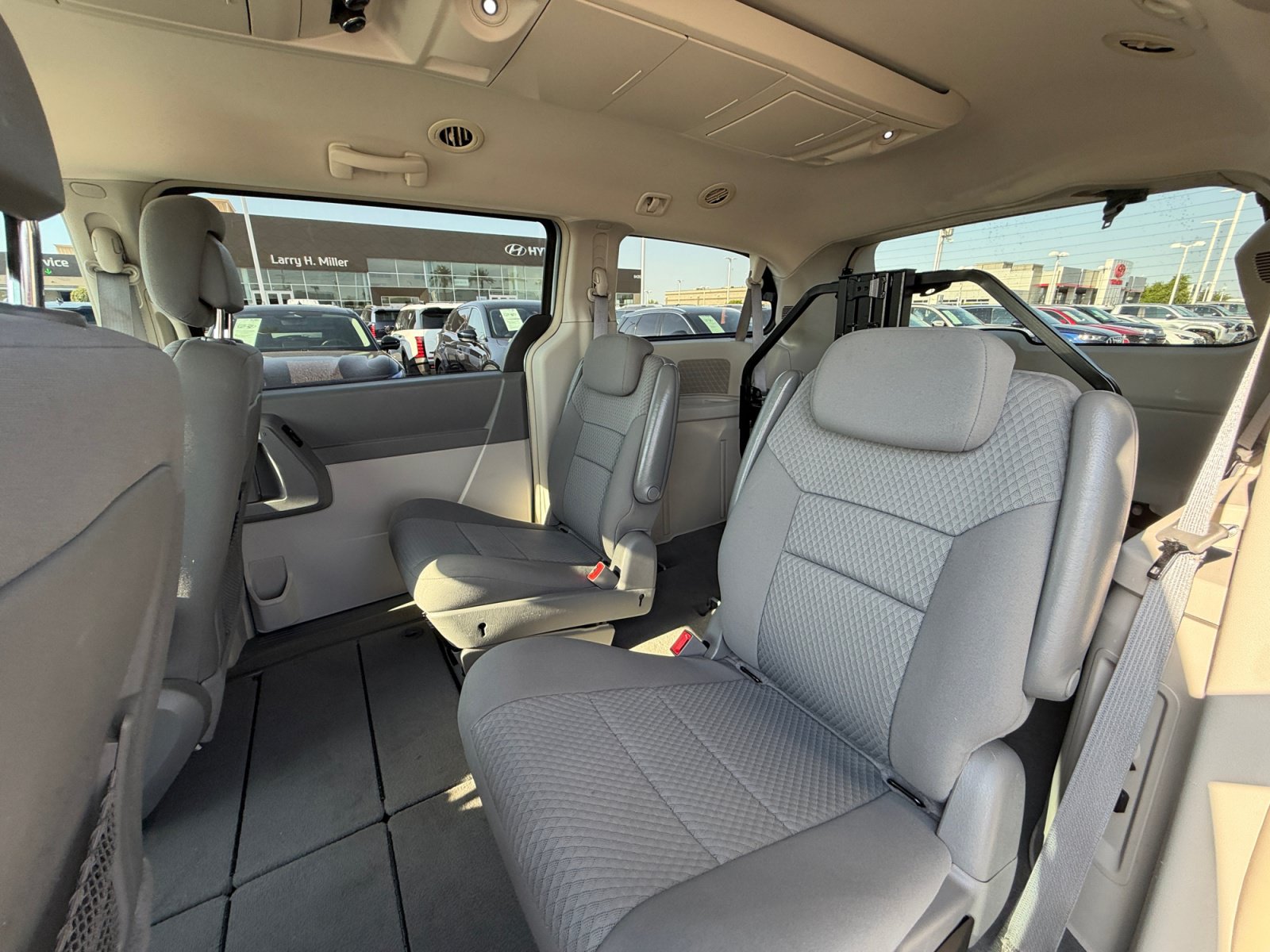 Used 2010 Chrysler Town & Country Touring FWD image 18