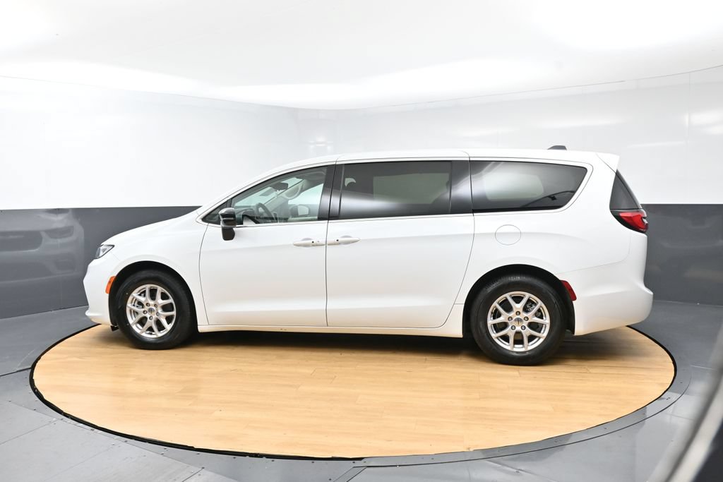 Used 2024 Chrysler Pacifica Touring-L FWD image 43