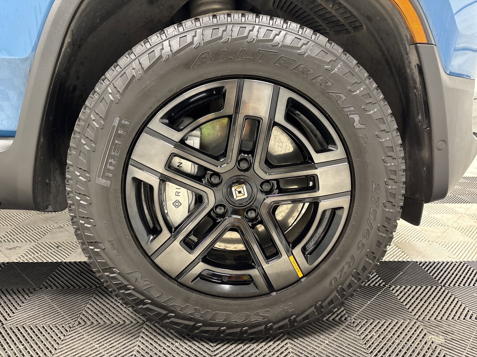 Used 2025 Rivian R1S Adventure AWD/4WD image 11