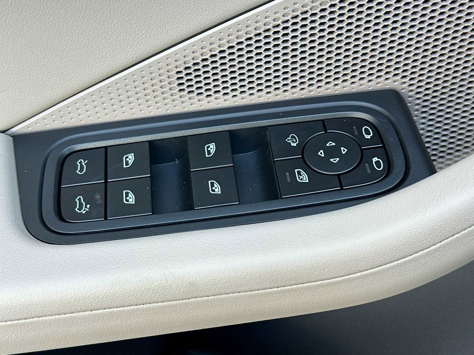 New 2026 Porsche Macan 4 Electric image 13