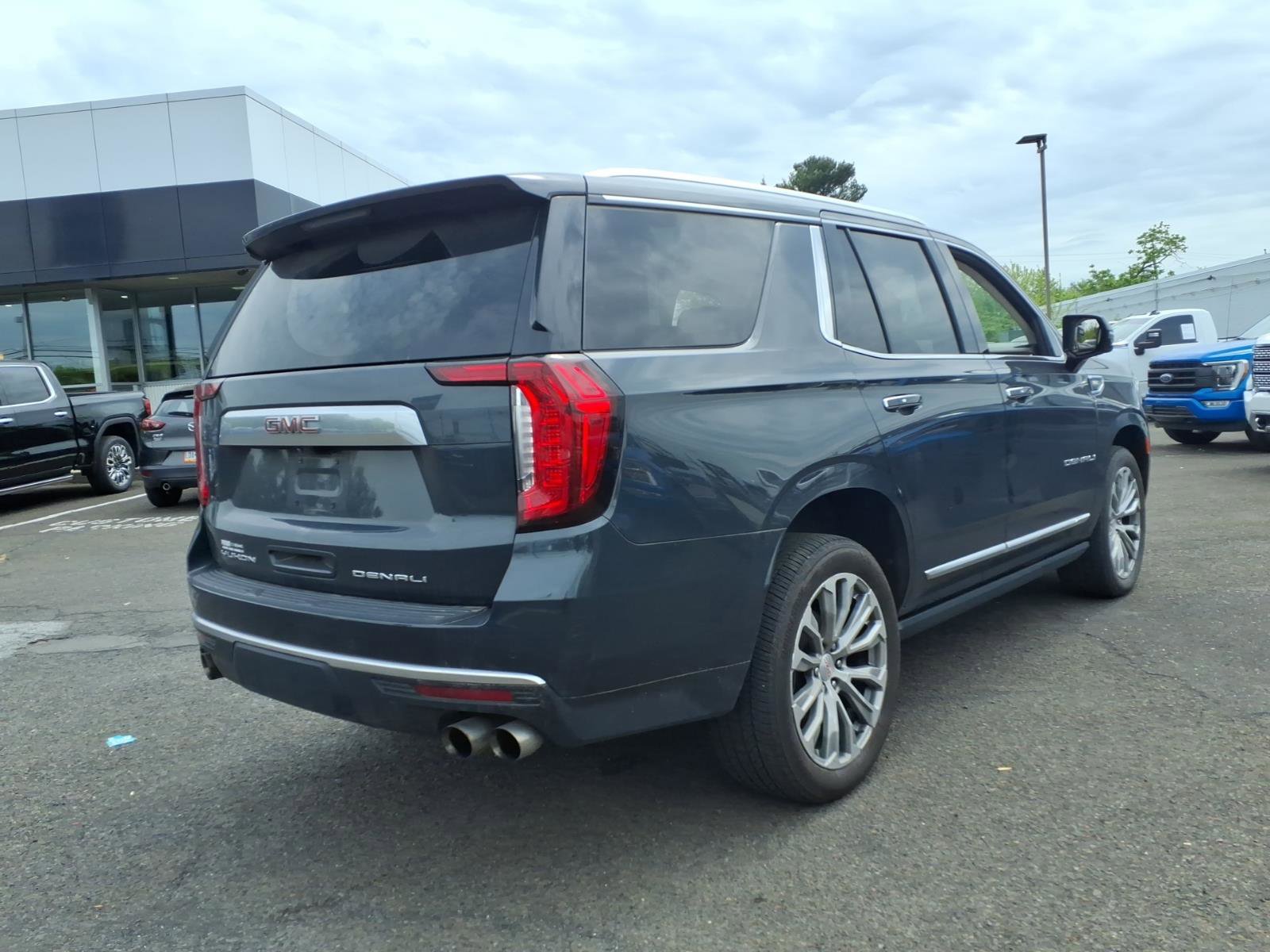 Used 2022 GMC Yukon Denali w/ Denali Premium Package AWD/4WD image 3