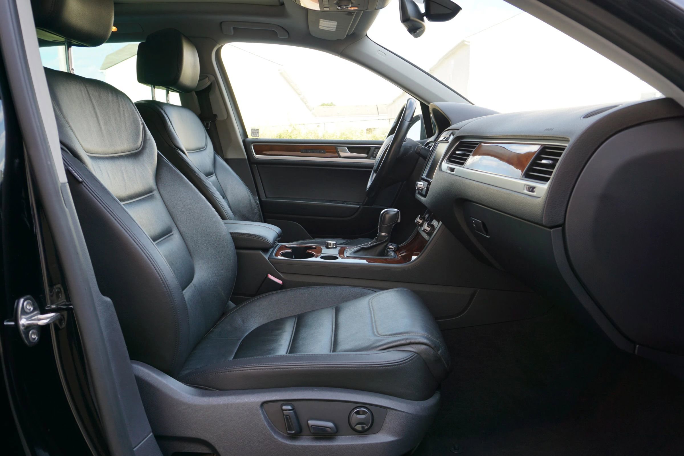 Used 2014 Volkswagen Touareg Sport image 14