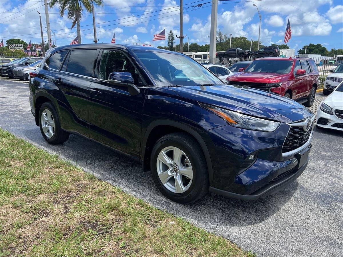 Used 2022 Toyota Highlander LE AWD/4WD image 4