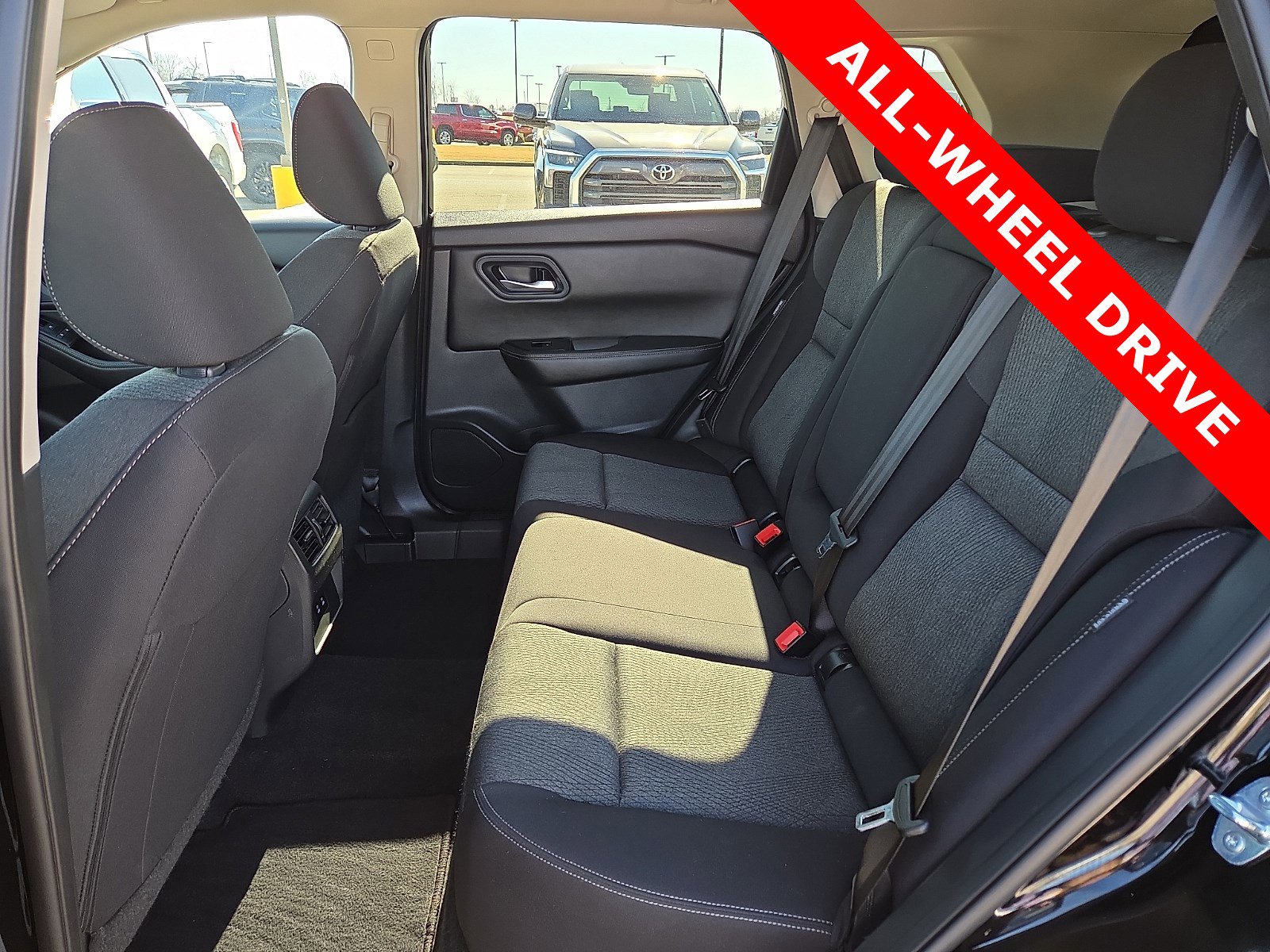 Used 2024 Nissan Rogue SV image 9