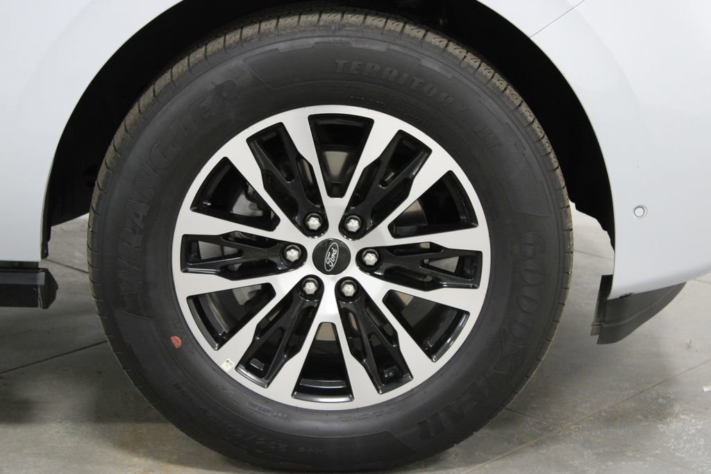 Used 2025 Ford Expedition Platinum image 12