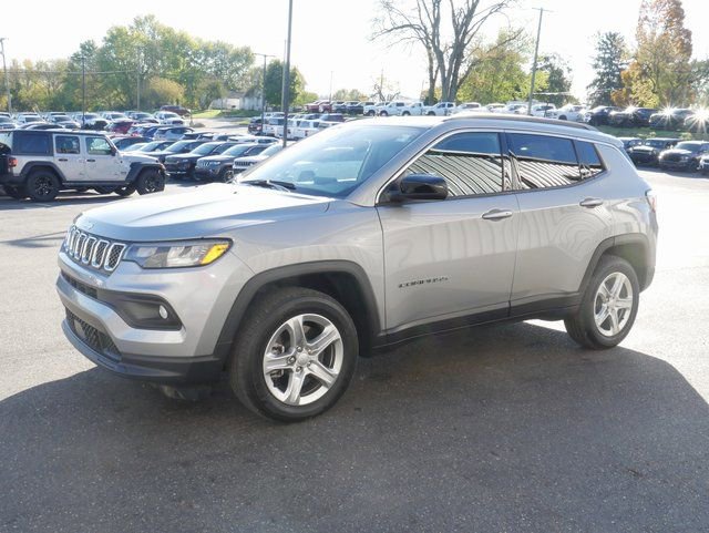 Used 2024 Jeep Compass Latitude w/ Sun and Sound Group AWD/4WD image 7