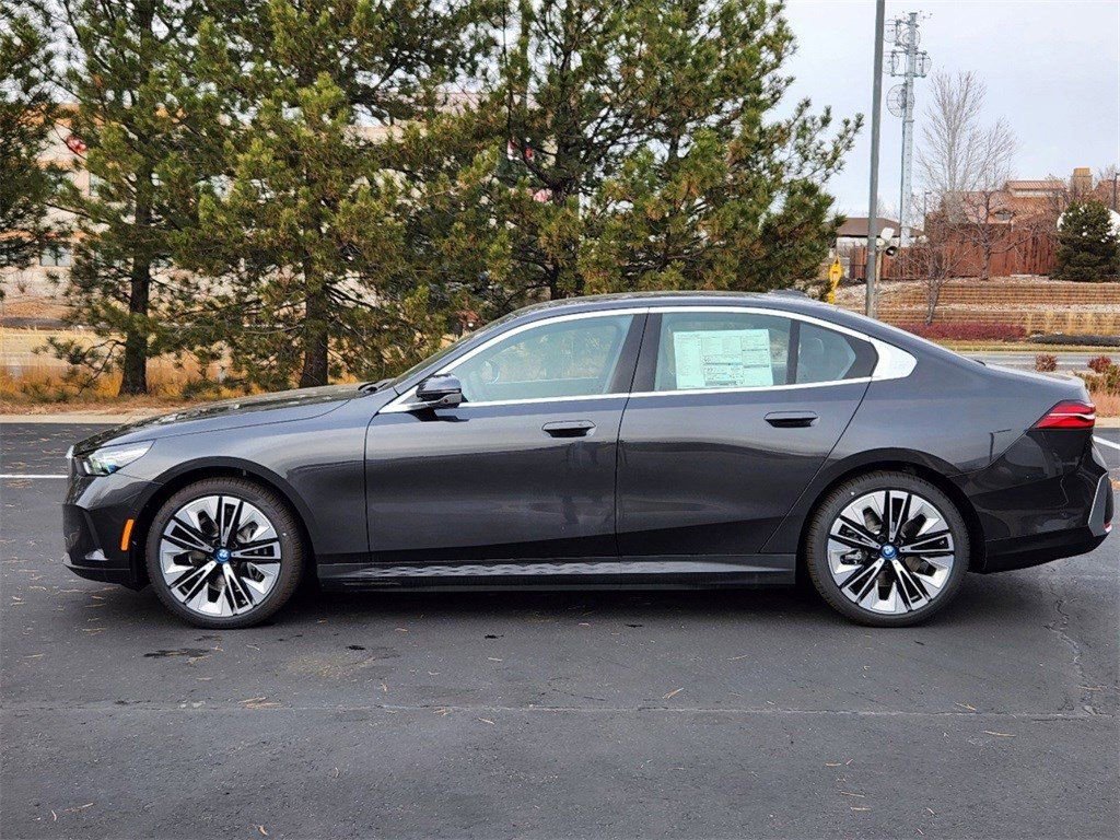 Used 2025 BMW i5 eDrive40i w/ Premium Package image 2