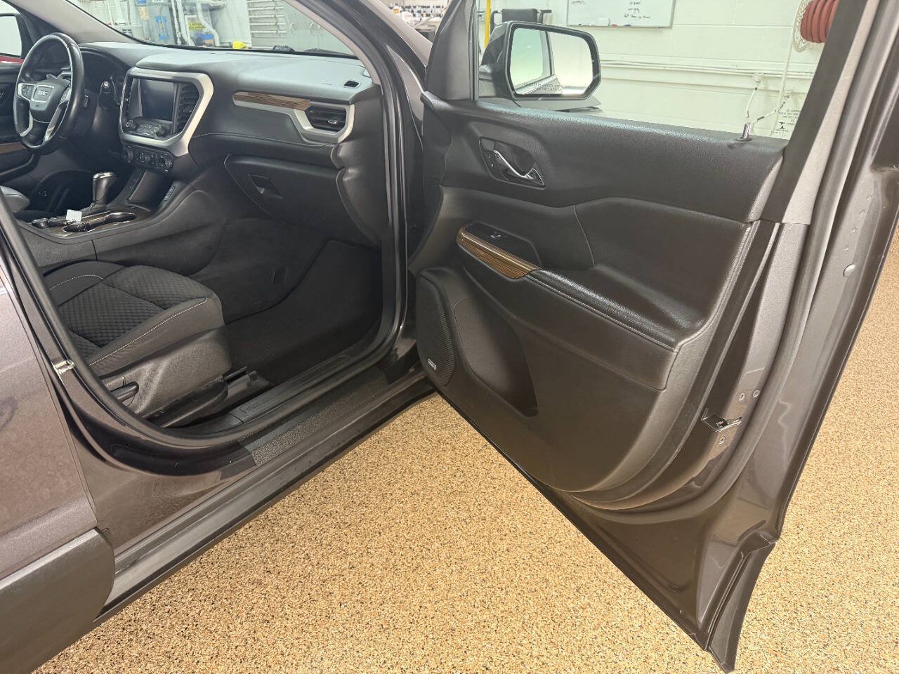 Used 2017 GMC Acadia SLE FWD image 19
