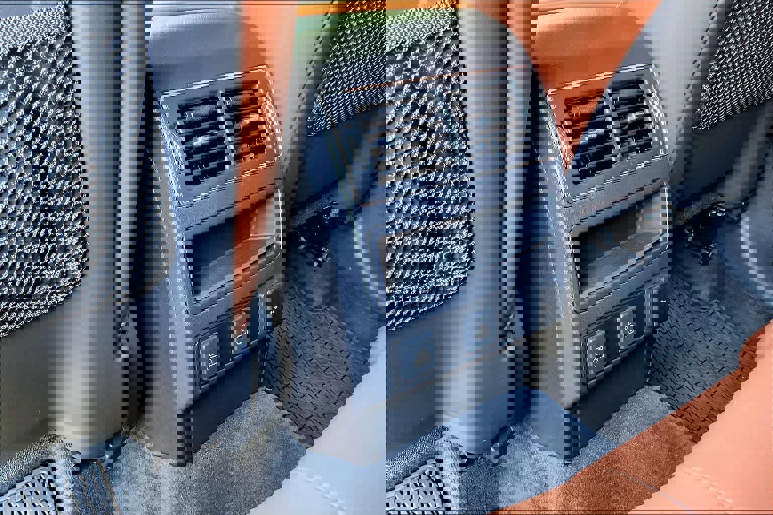 Used 2024 Jaguar F-PACE R-Dynamic S image 33