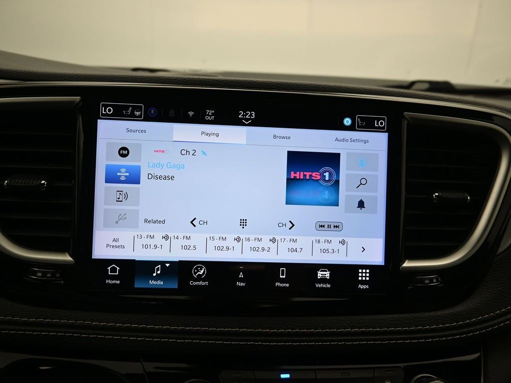 Used 2024 Chrysler Pacifica Select image 17