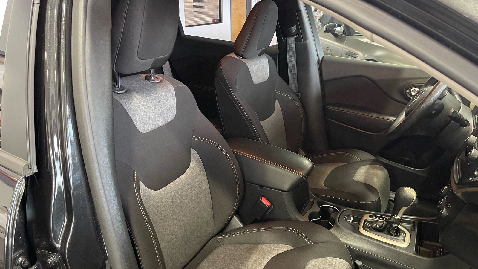 Used 2015 Jeep Cherokee Sport w/ Sport Appearance Group FWD image 39