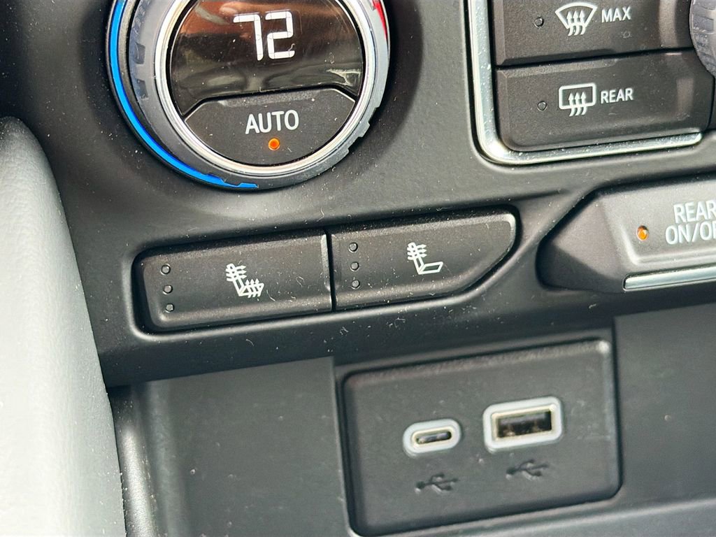 Used 2024 Chevrolet Tahoe Z71 w/ Luxury Package AWD/4WD image 20