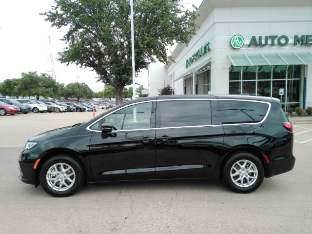 Used 2026 Chrysler Pacifica Select FWD image 12