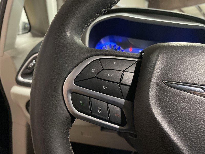 Used 2024 Chrysler Pacifica Touring-L FWD image 32