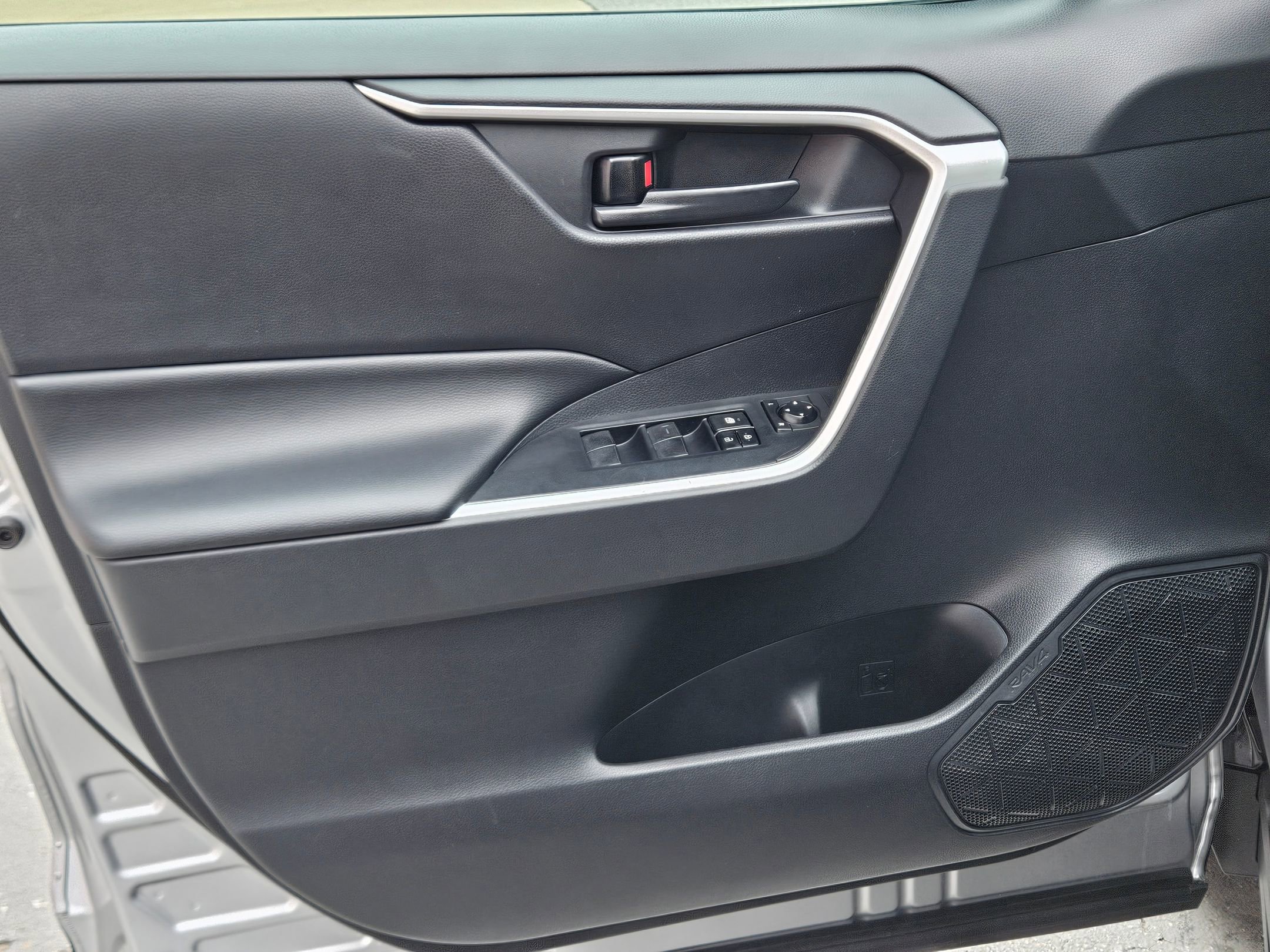 Used 2019 Toyota RAV4 LE w/ Carpet Mat Package image 17