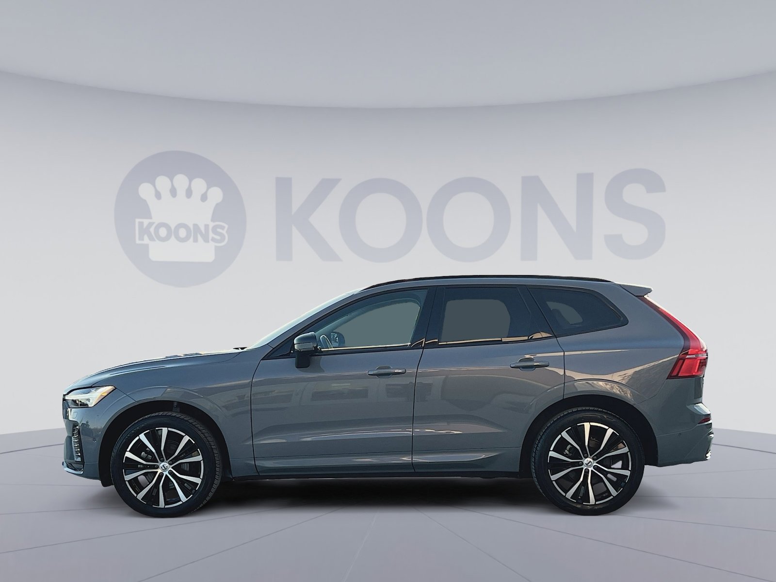 Used 2023 Volvo XC60 B5 Plus image 2