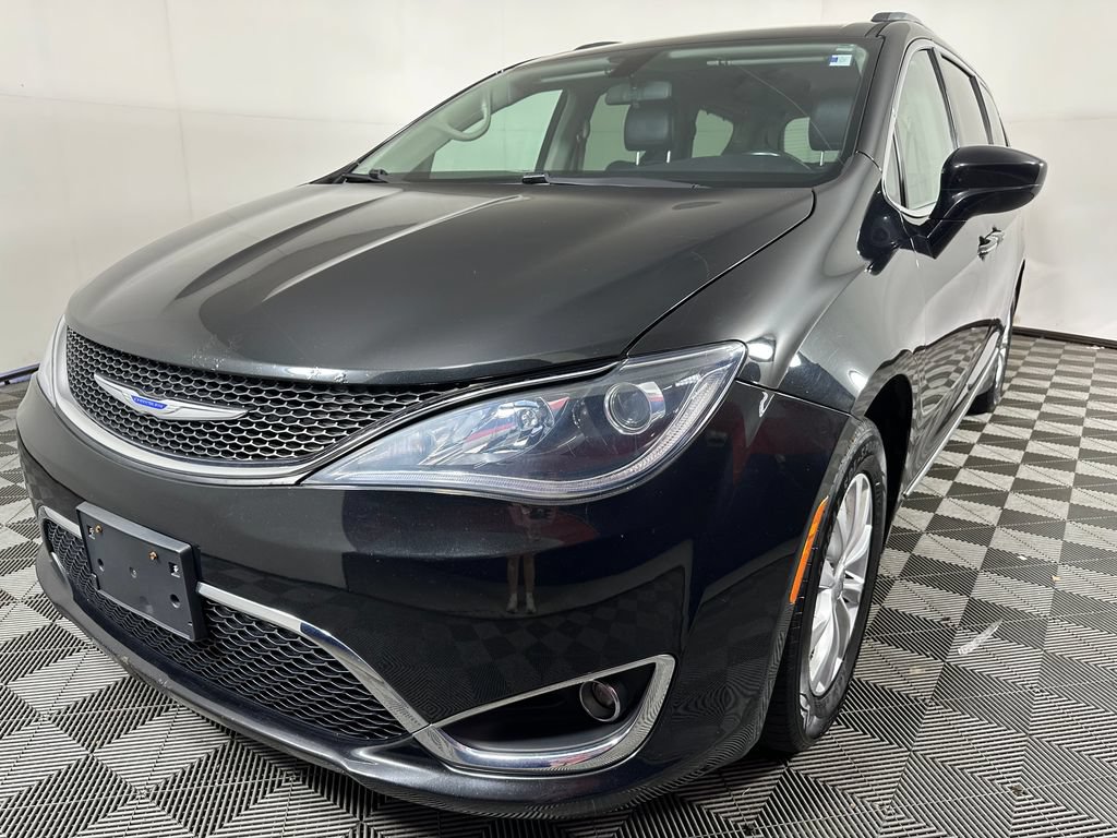 Used 2018 Chrysler Pacifica Touring-L FWD image 1