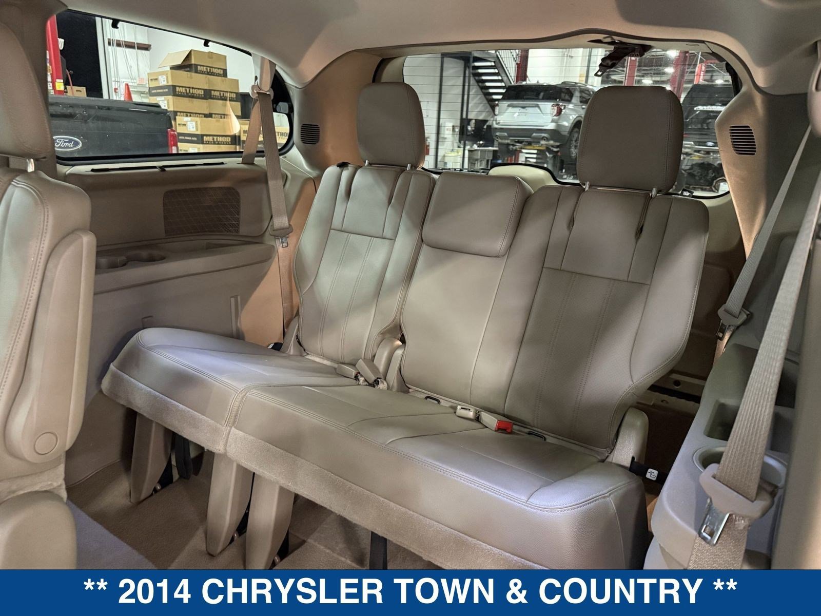 Used 2014 Chrysler Town & Country Touring-L image 13