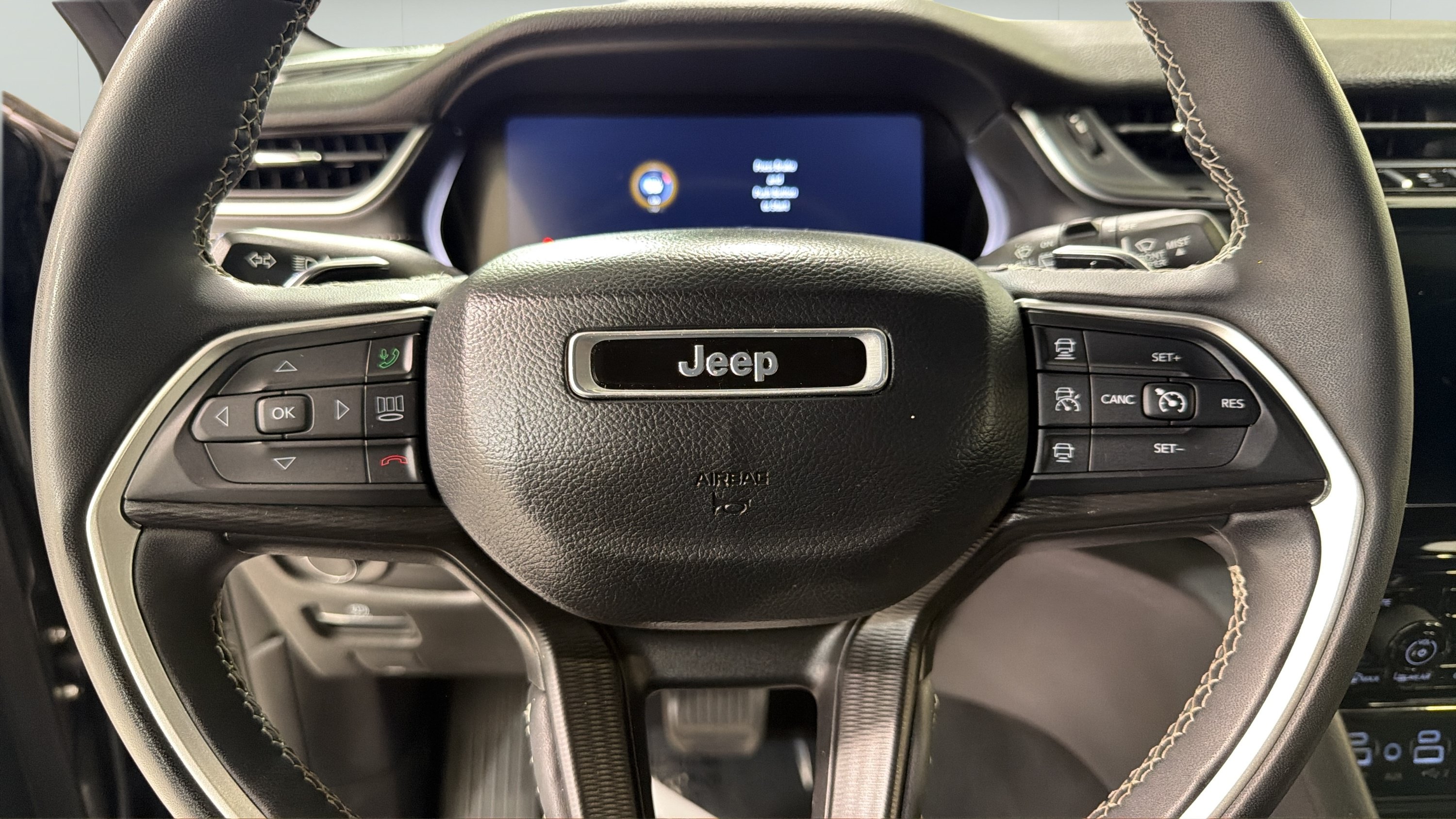 Used 2024 Jeep Grand Cherokee L Laredo AWD/4WD image 10