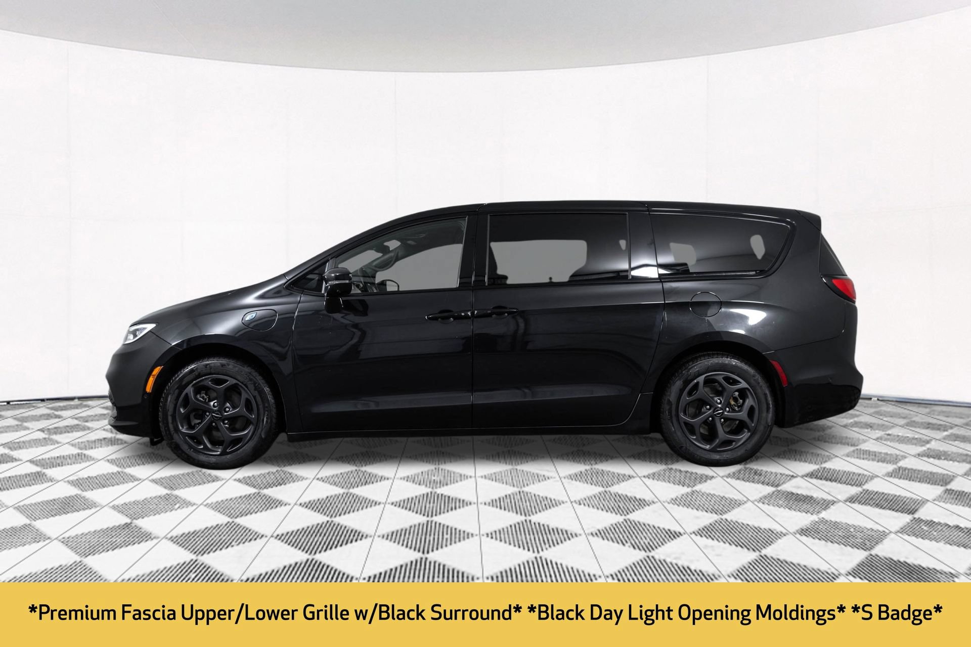 Used 2022 Chrysler Pacifica Touring-L w/ Uconnect Theater Family Group FWD image 19