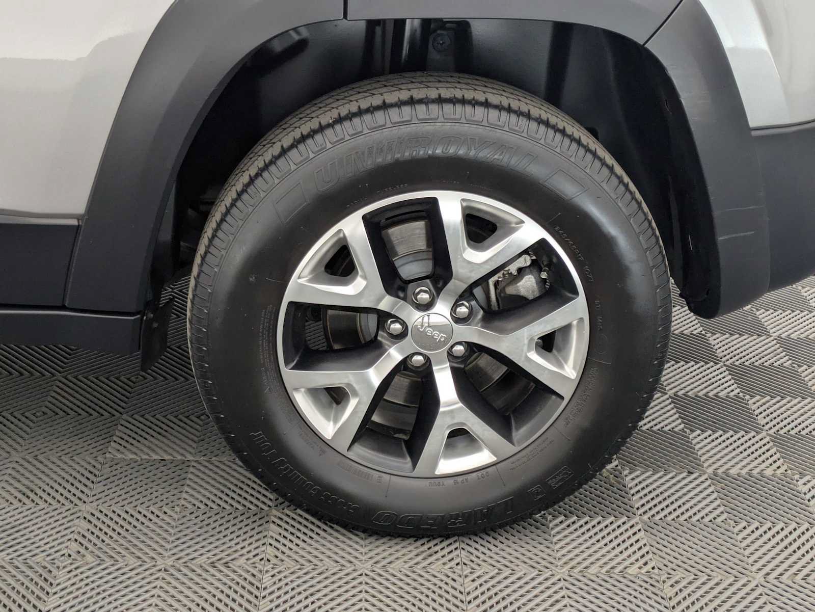 Used 2015 Jeep Cherokee Trailhawk w/ Comfort/Convenience Group AWD/4WD image 16