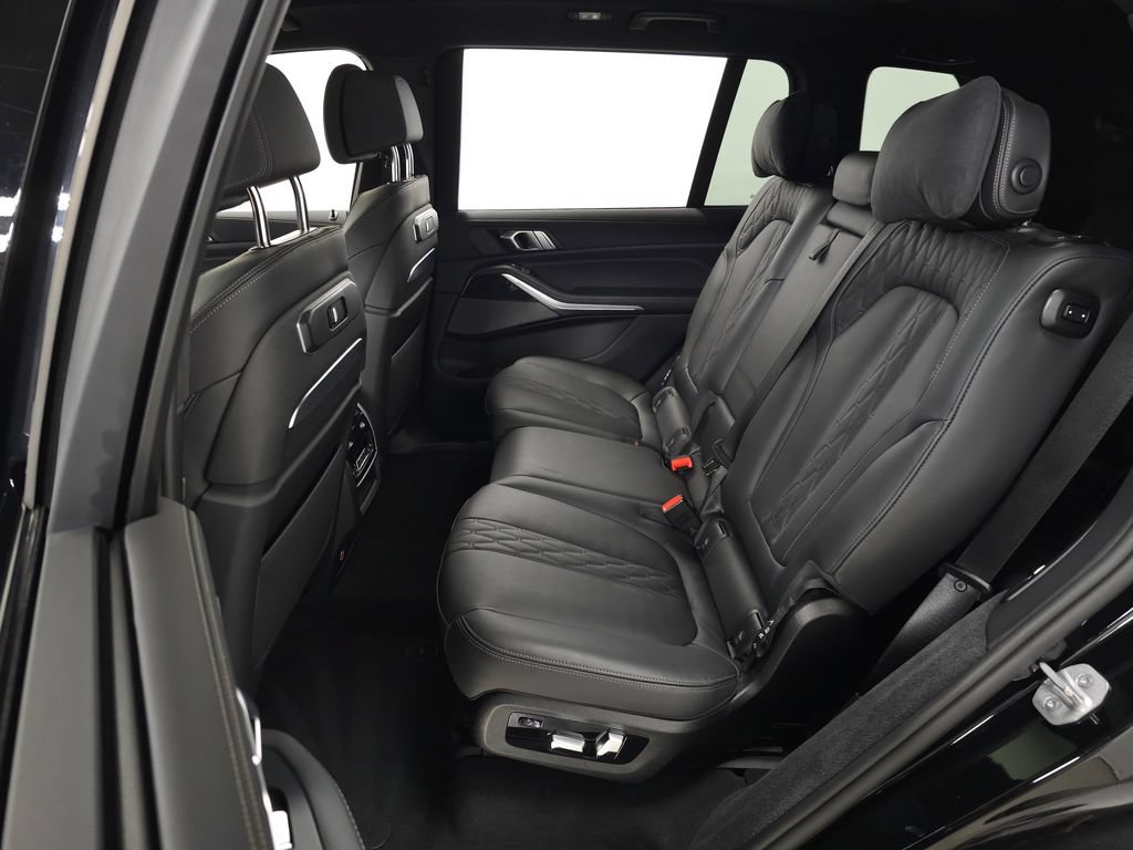 Used 2025 BMW X7 M60i AWD/4WD image 44