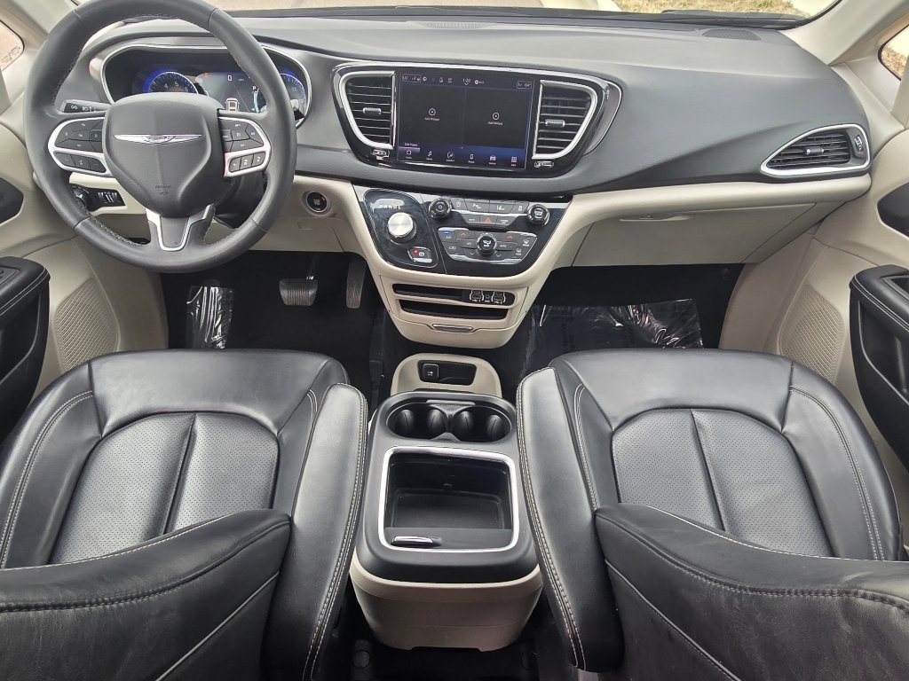 Used 2023 Chrysler Pacifica Touring-L image 25