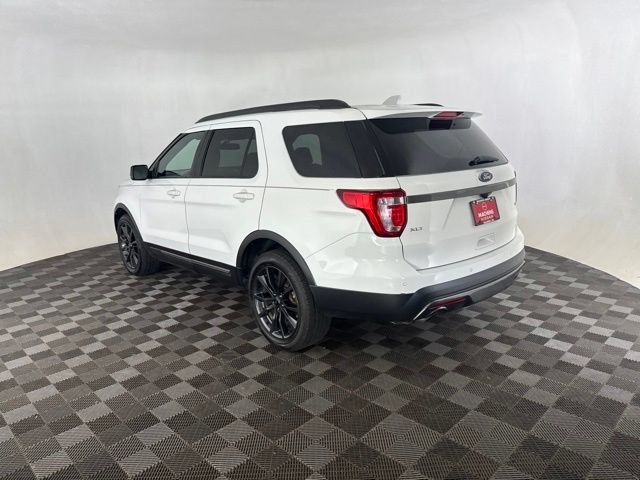 Used 2017 Ford Explorer XLT w/ Equipment Group 202A AWD/4WD image 6