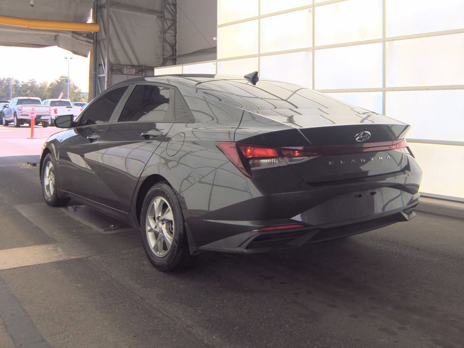 Used 2022 Hyundai Elantra SE FWD image 6