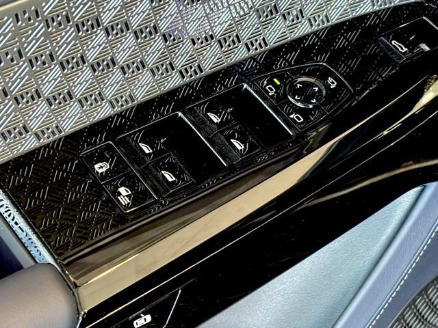Used 2025 BMW 760i xDrive w/ Executive Package image 46