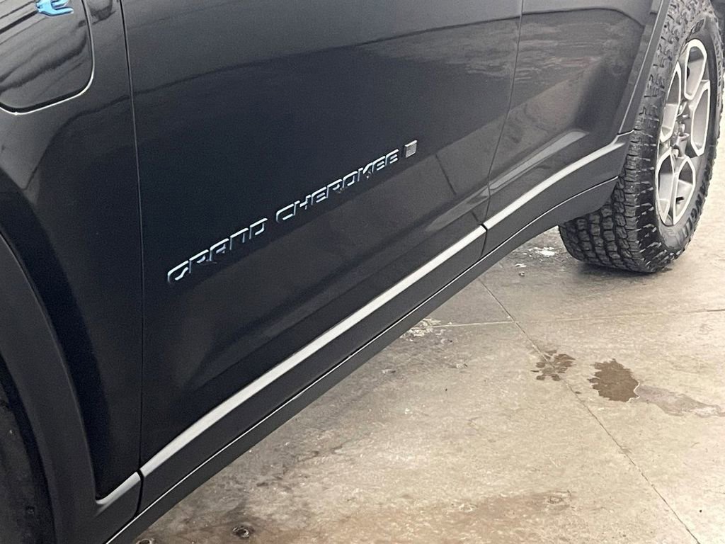 Used 2022 Jeep Grand Cherokee Trailhawk w/ Luxury Tech Group III image 26