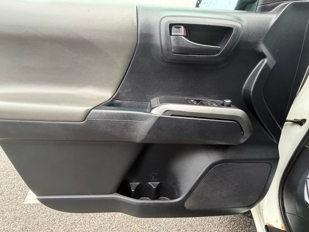 Used 2018 Toyota Tacoma SR5 AWD/4WD image 14