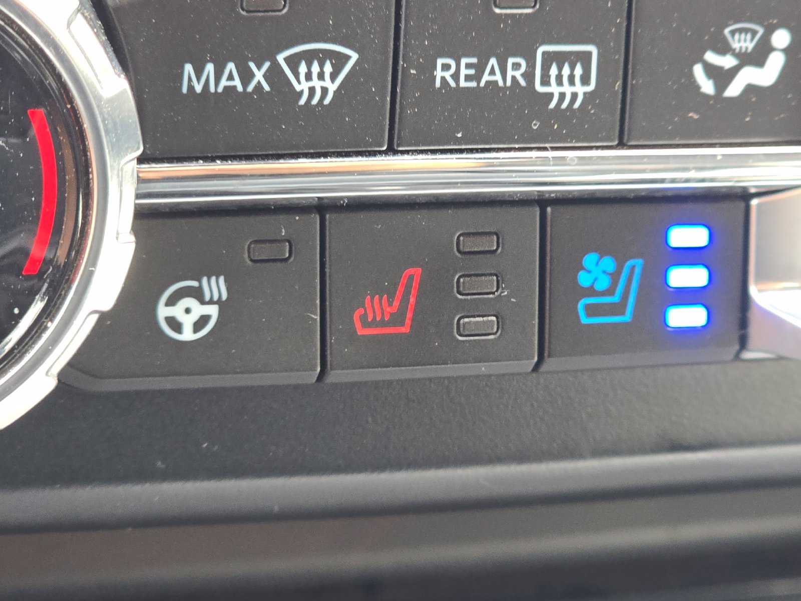 Used 2024 Ford F350 Platinum w/ FX4 Off-Road Package AWD/4WD image 9