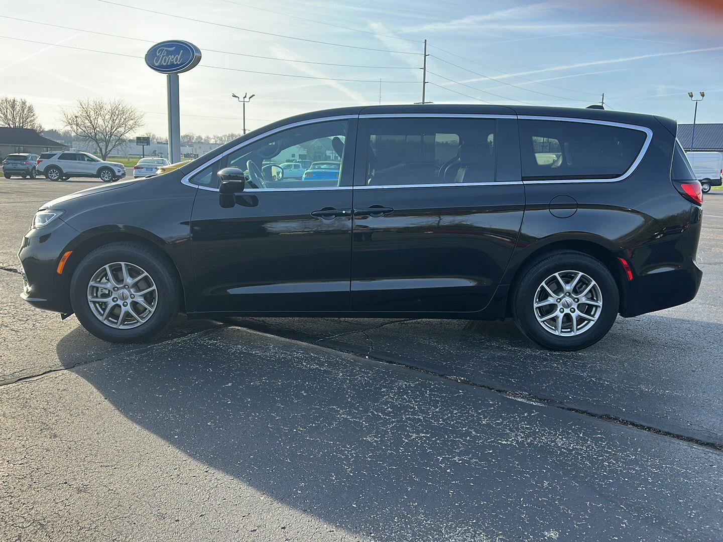 Used 2025 Chrysler Pacifica Select image 8