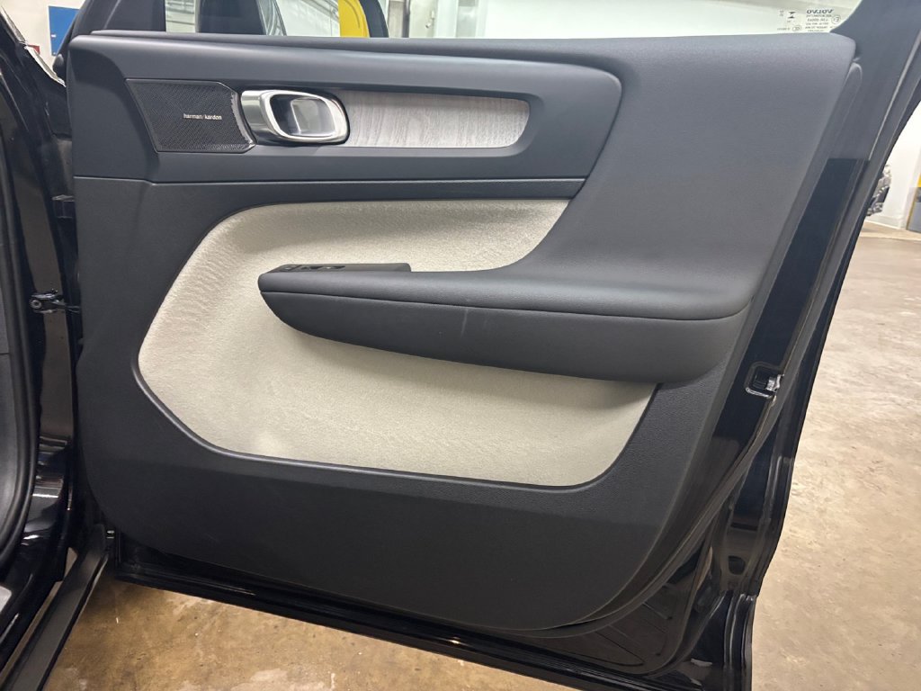Certified 2024 Volvo XC40 B5 Ultimate w/ Protection Package Premier AWD/4WD image 15