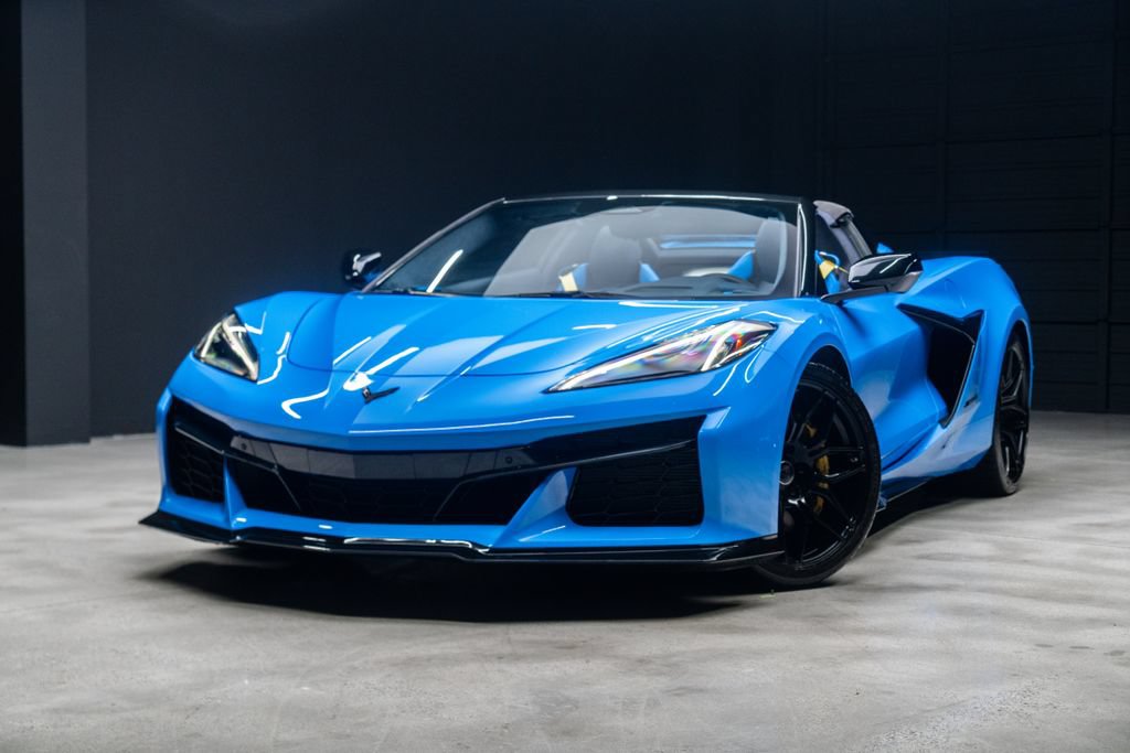 Used 2025 Chevrolet Corvette Z06 RWD image 2