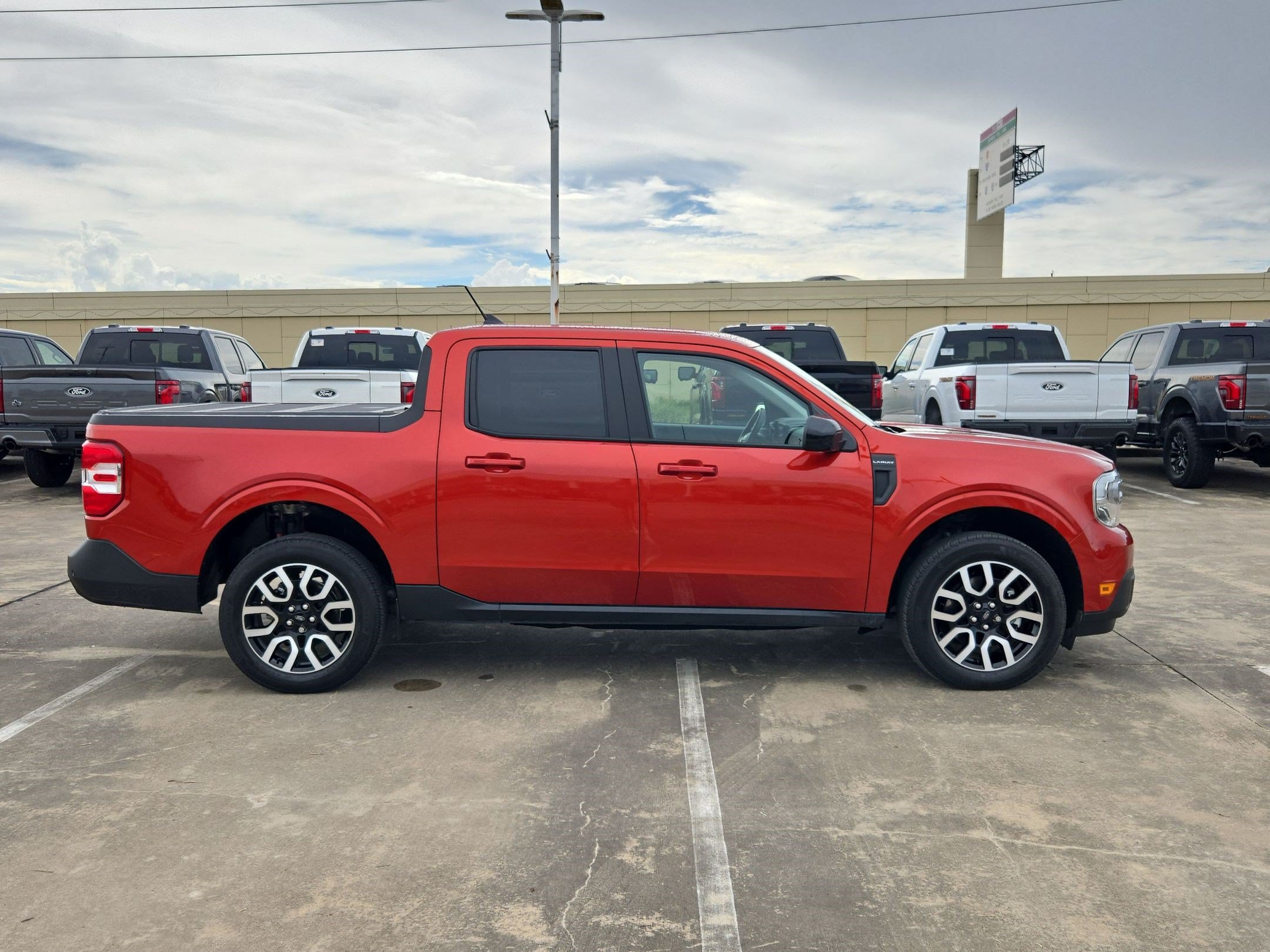 Used 2024 Ford Maverick Lariat FWD image 2