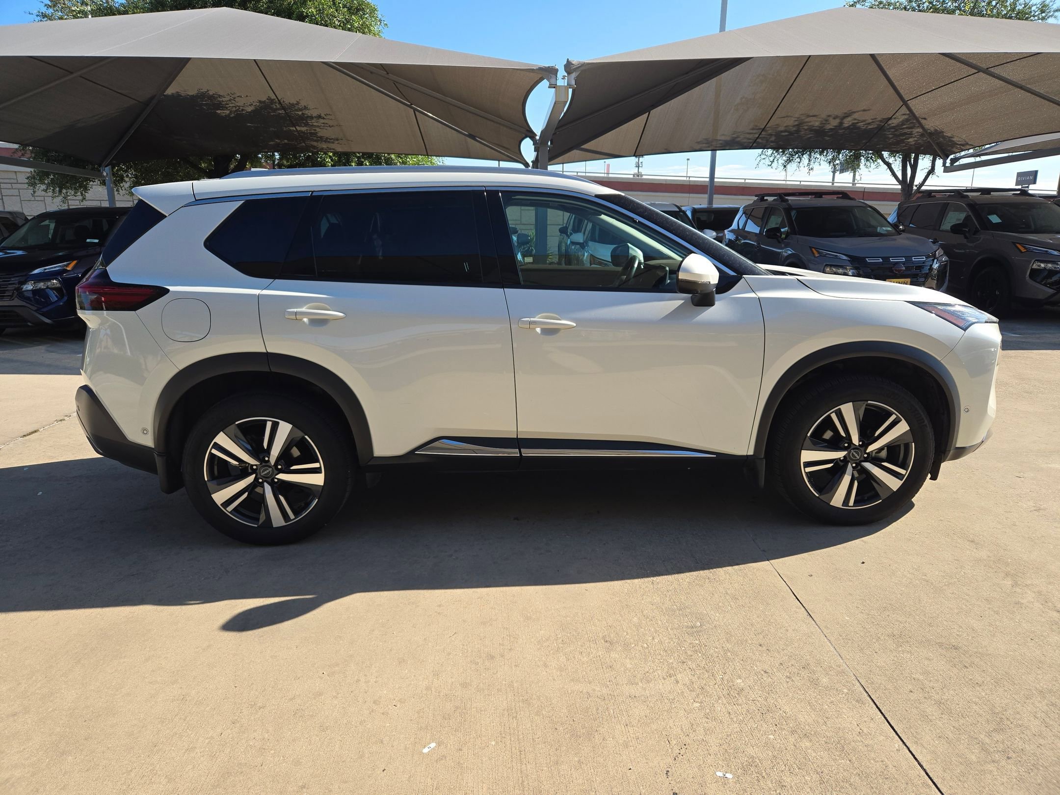 Used 2023 Nissan Rogue SL w/ SL Premium Package FWD image 2