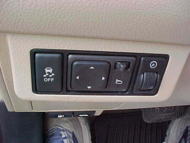 Used 2011 Nissan Versa SL w/ Premium Pkg image 22