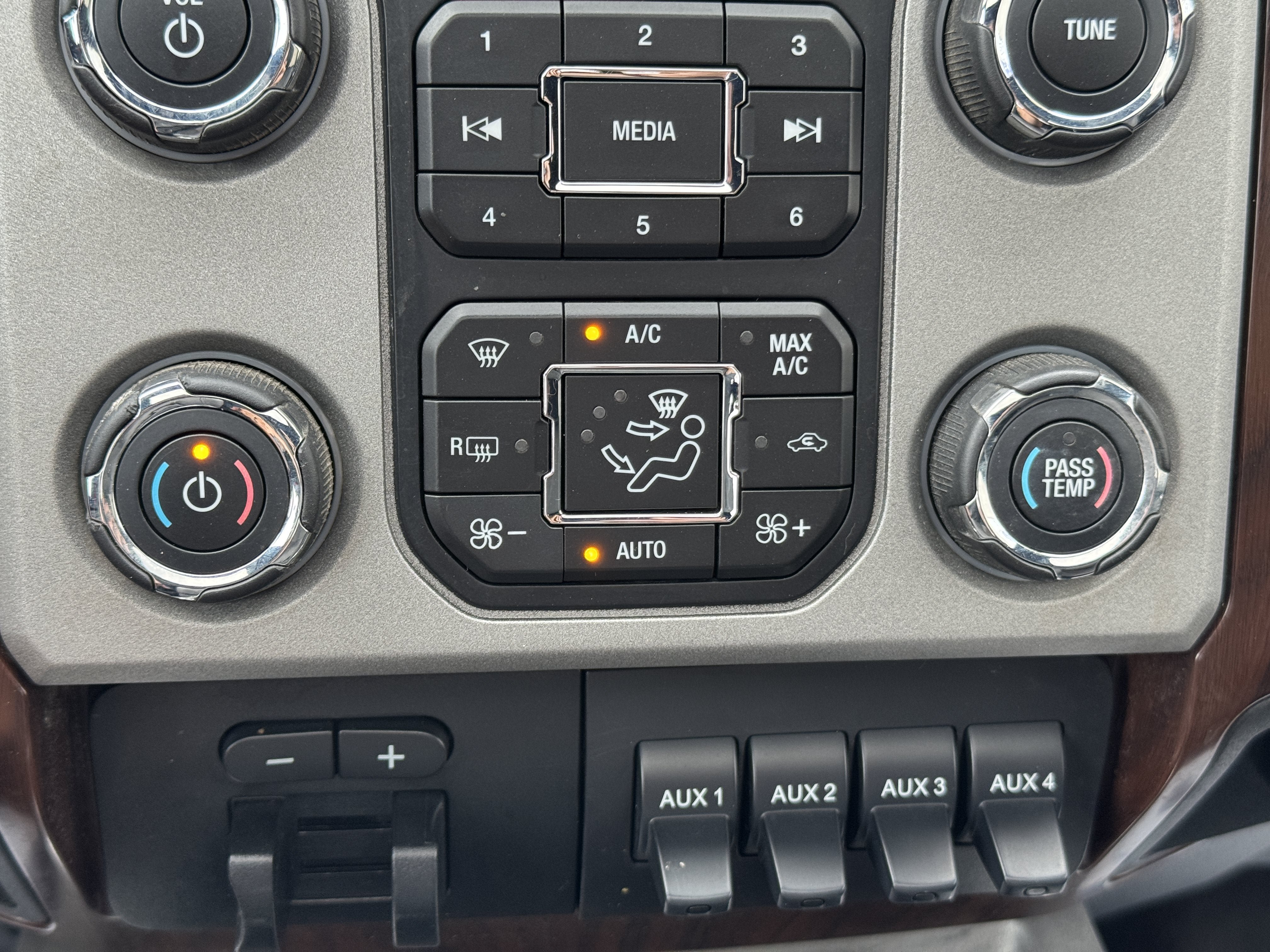 Used 2015 Ford F250 Lariat w/ Lariat Ultimate Package AWD/4WD image 19