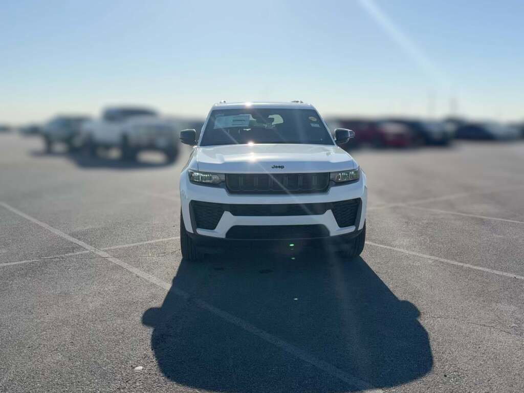 New 2026 Jeep Grand Cherokee Altitude image 2