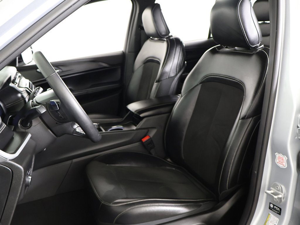 Used 2024 Jeep Grand Cherokee Altitude image 29